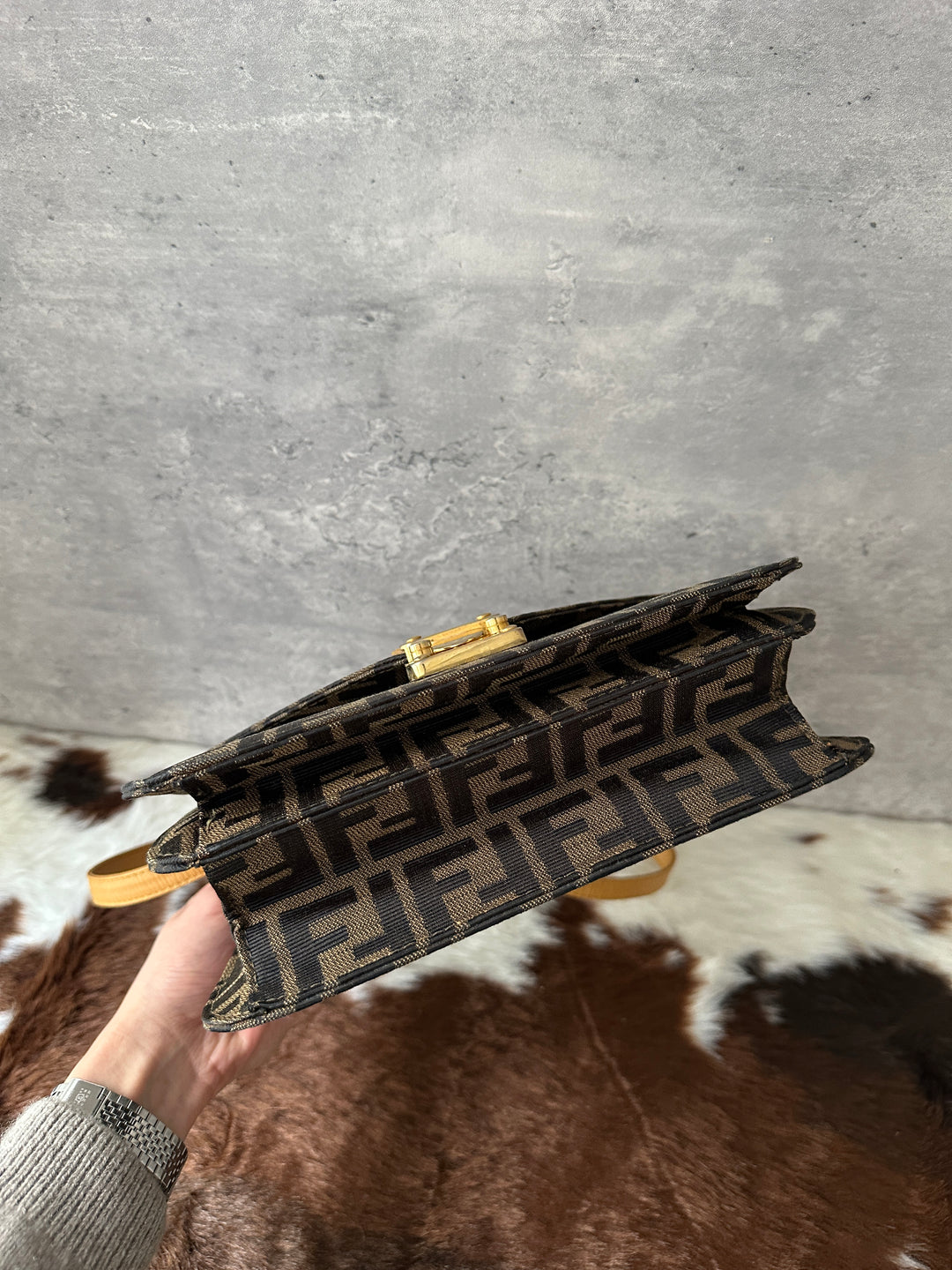 FENDI 🤎 FF Monogram Constance-Style Shoulder Bag｜Rare Vintage Find × Chic Structured Shape × Iconic Gold Hardware