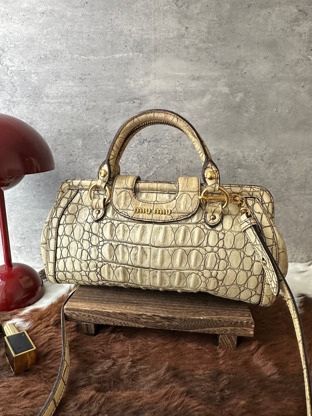 Miu Miu Croc-Embossed Top Handle Bag 🤍｜Original Strap × Gold-Tone Lock × Elegant Small Size