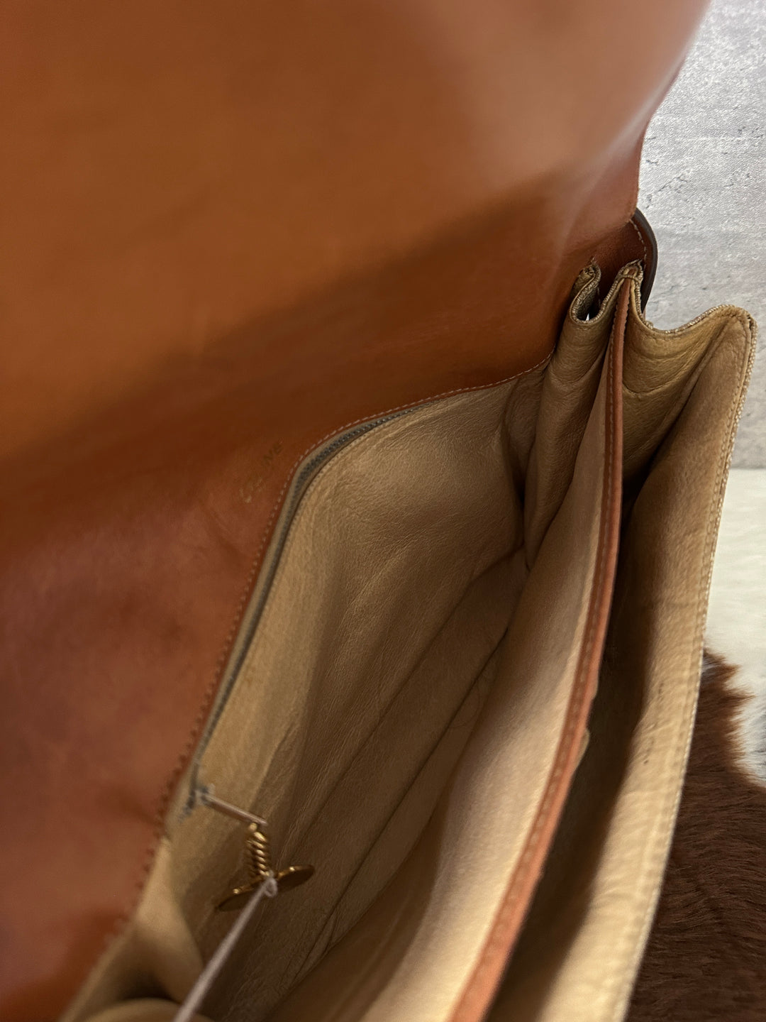 CELINE 🤎 Triomphe Saddle Bag｜Signature Arc Hardware × Vintage Monogram × Spacious Everyday Fit