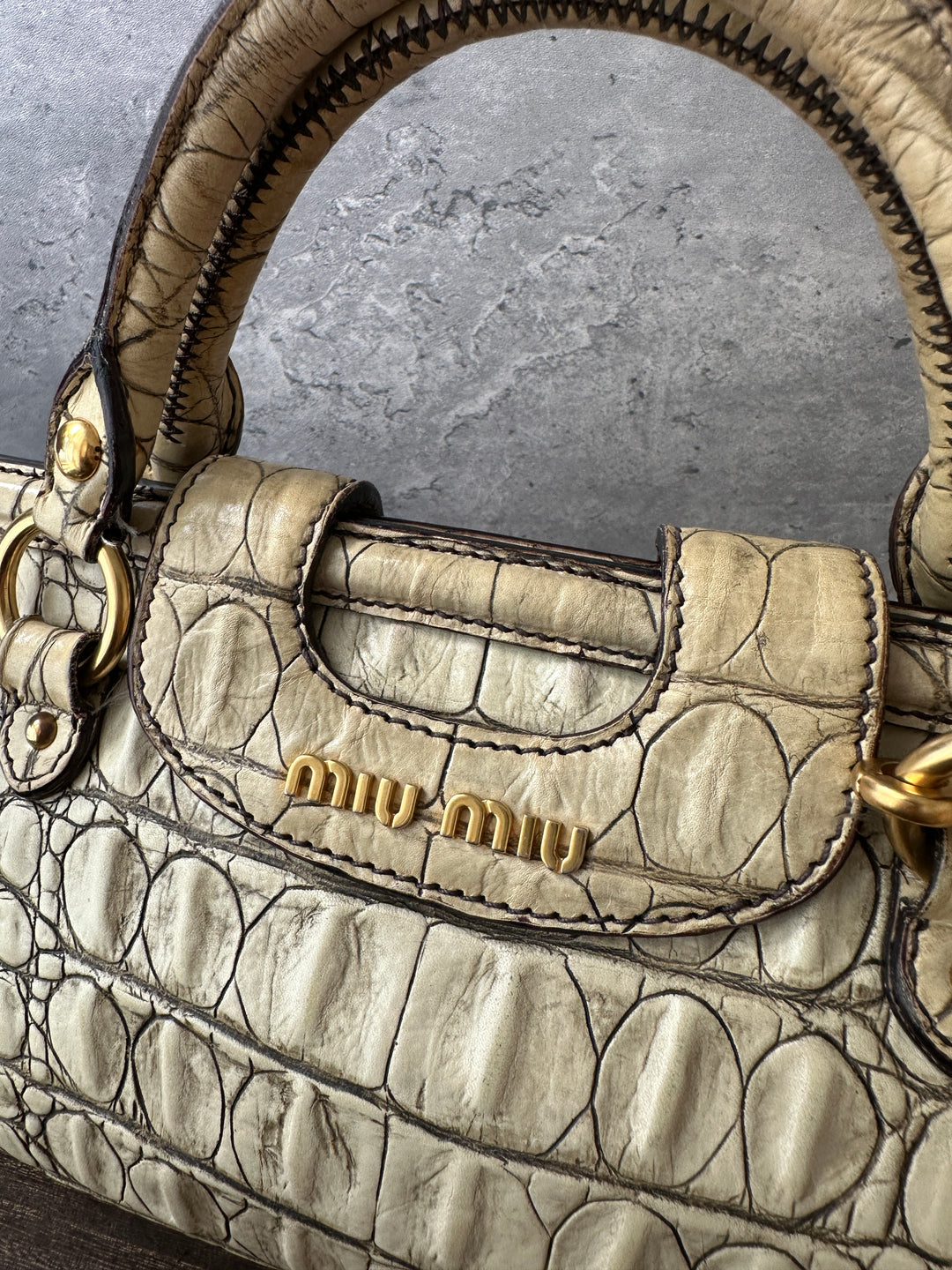 Miu Miu Croc-Embossed Top Handle Bag 🤍｜Original Strap × Gold-Tone Lock × Elegant Small Size