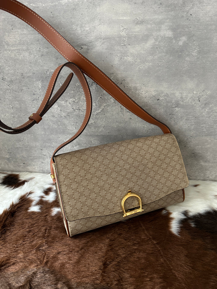 CELINE 🤎 Triomphe Saddle Bag｜Signature Arc Hardware × Vintage Monogram × Spacious Everyday Fit