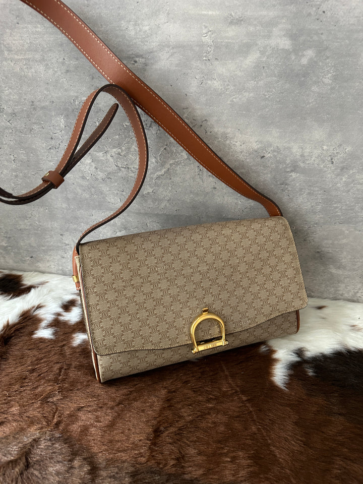 CELINE 🤎 Triomphe Saddle Bag｜Signature Arc Hardware × Vintage Monogram × Spacious Everyday Fit