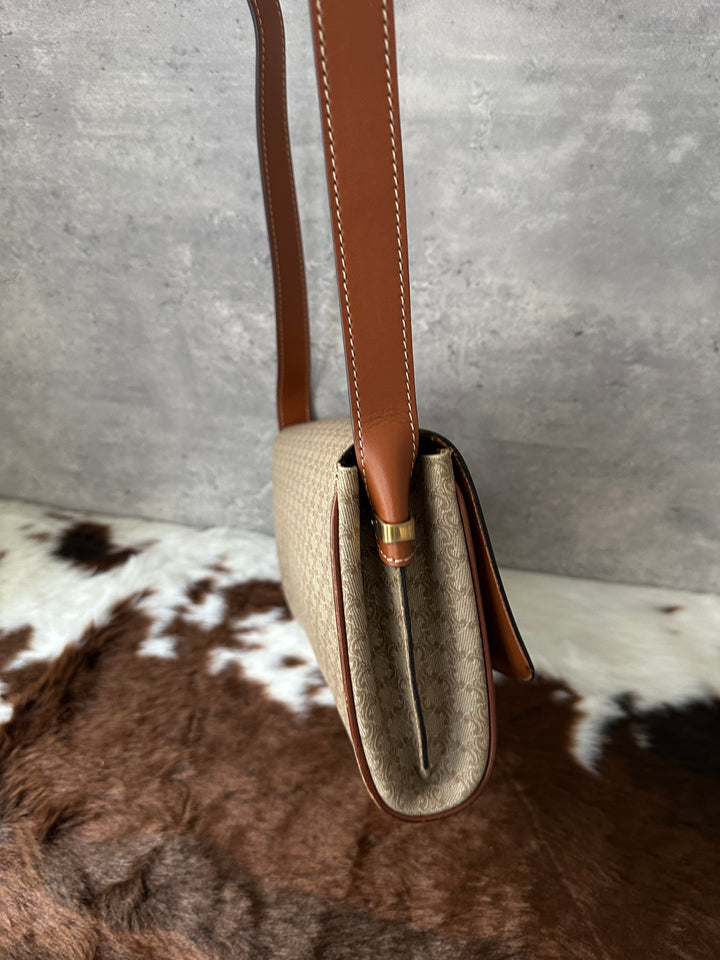 CELINE 🤎 Triomphe Saddle Bag｜Signature Arc Hardware × Vintage Monogram × Spacious Everyday Fit