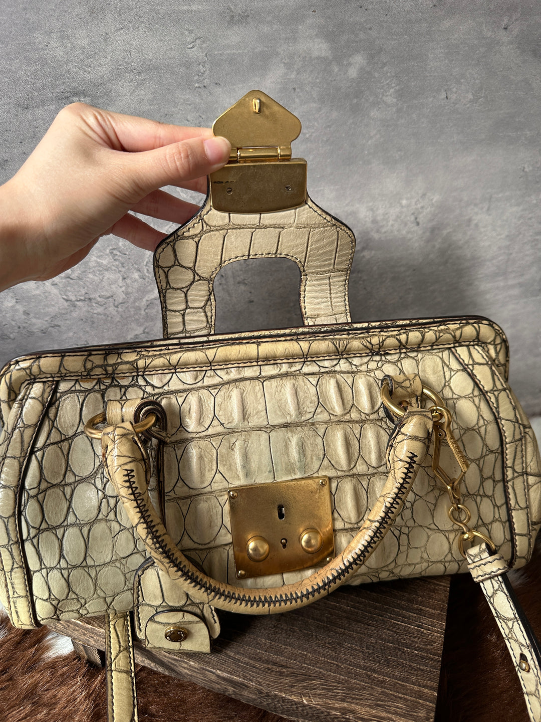 Miu Miu Croc-Embossed Top Handle Bag 🤍｜Original Strap × Gold-Tone Lock × Elegant Small Size