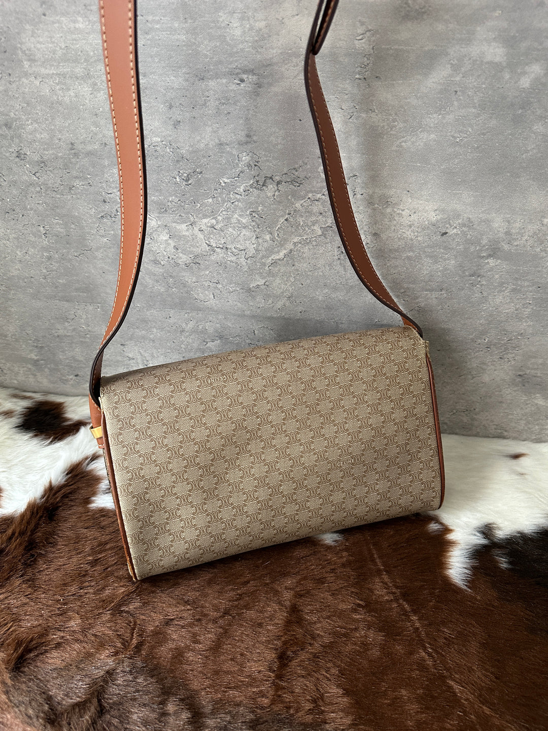 CELINE 🤎 Triomphe Saddle Bag｜Signature Arc Hardware × Vintage Monogram × Spacious Everyday Fit