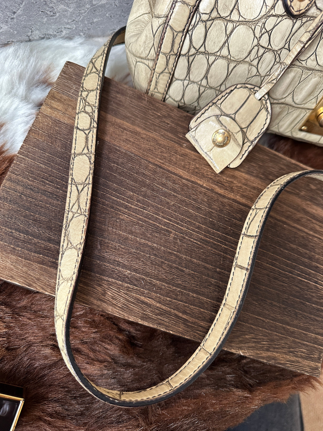 Miu Miu Croc-Embossed Top Handle Bag 🤍｜Original Strap × Gold-Tone Lock × Elegant Small Size
