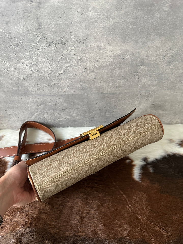 CELINE 🤎 Triomphe Saddle Bag｜Signature Arc Hardware × Vintage Monogram × Spacious Everyday Fit