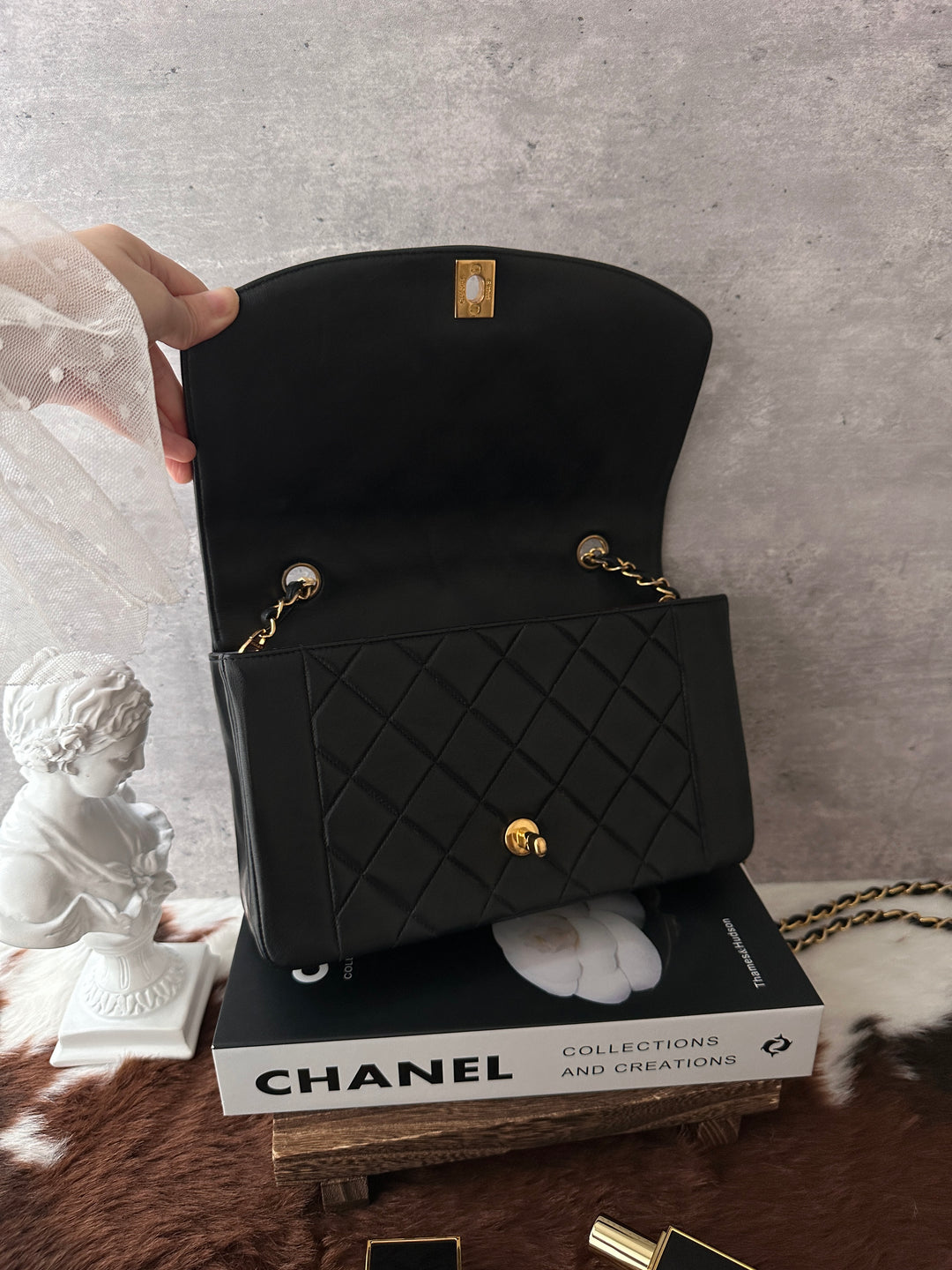 CHANEL Diana Flap 🖤｜Near-Mint Condition × 24K Gold-Plated Hardware × Timeless Quilted Lambskin
