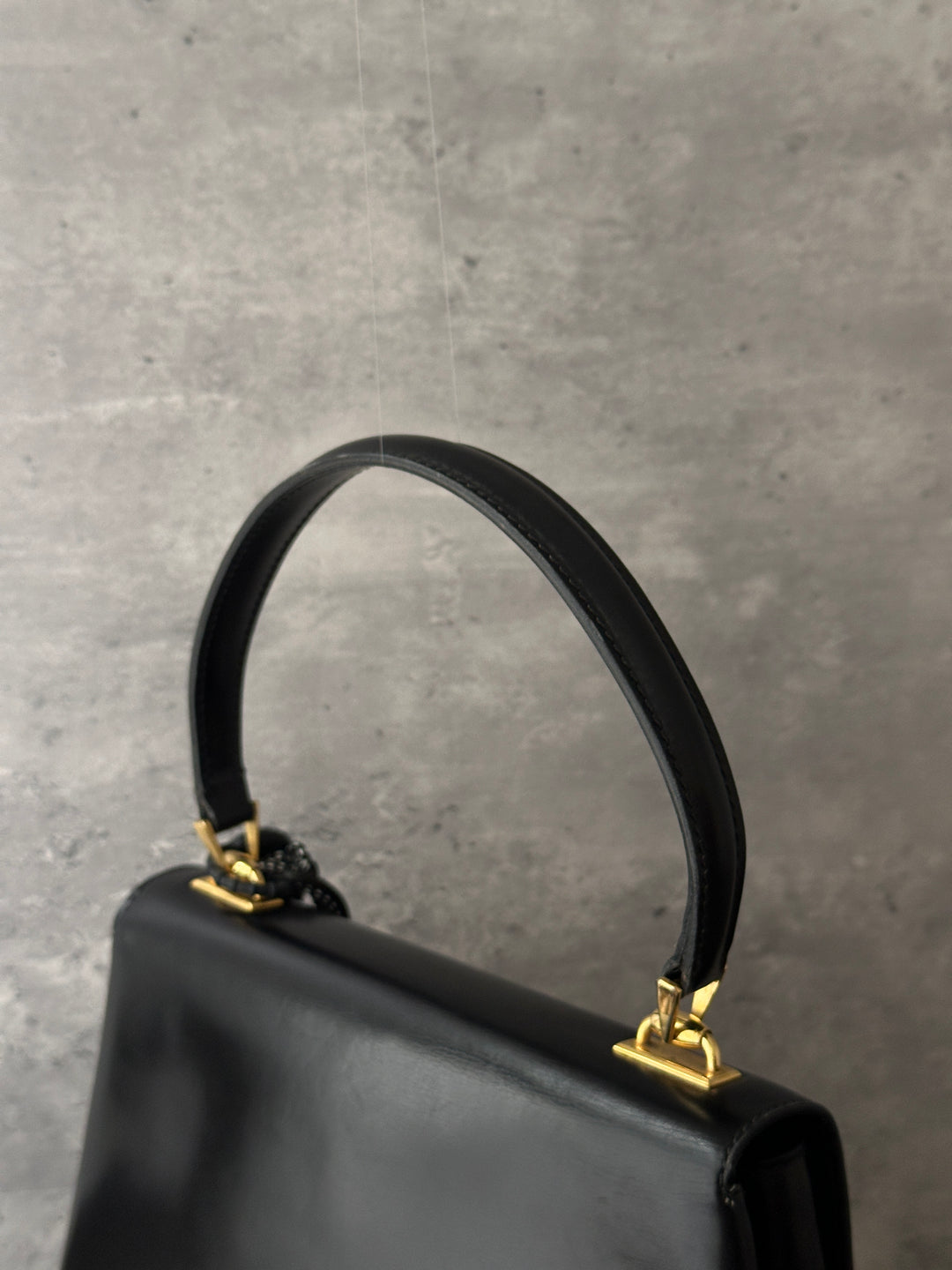 Gucci Top Handle Bag 🖤｜Curved Flap × Gold Turn Lock × Elegant Vintage Structure