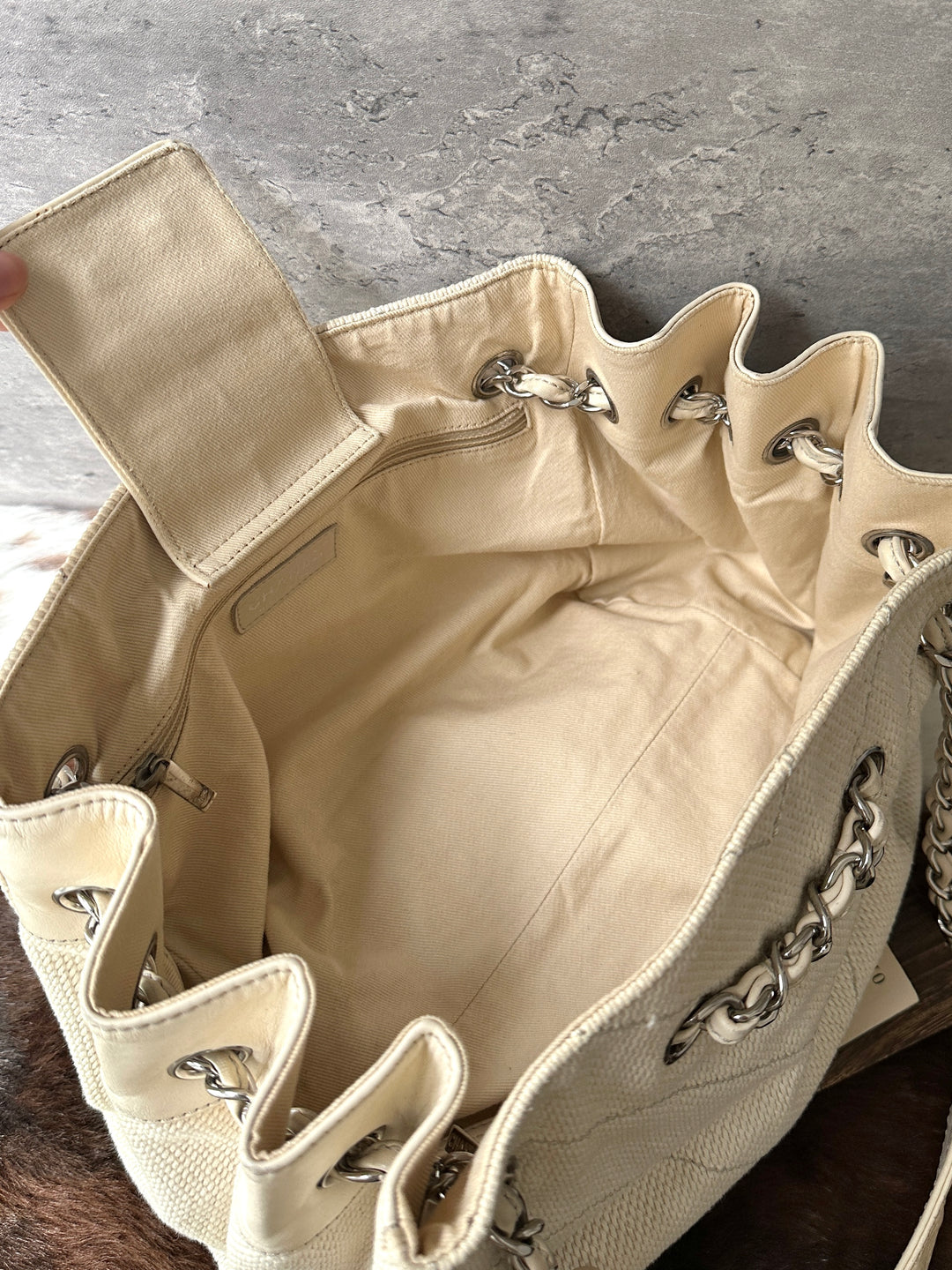 CHANEL Canvas Chain Shoulder Bag 🤍｜Cream Canvas × Silver-Tone Chains × Spacious Everyday Design