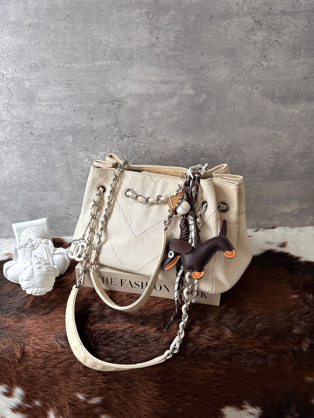 CHANEL Canvas Chain Shoulder Bag 🤍｜Cream Canvas × Silver-Tone Chains × Spacious Everyday Design