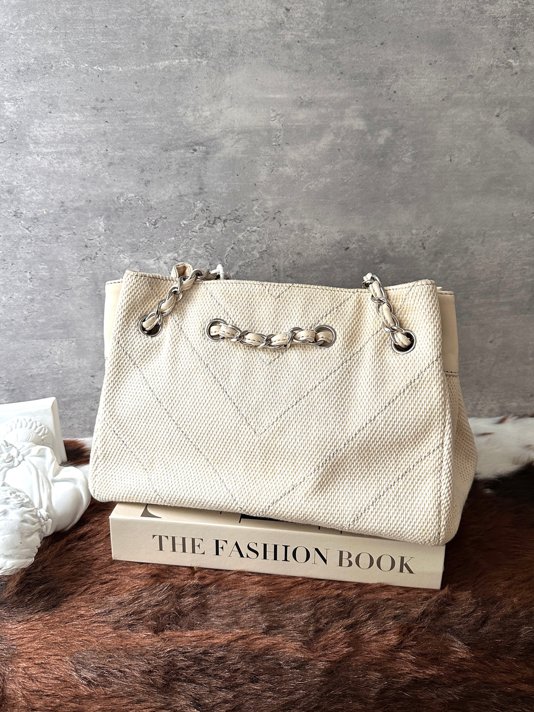 CHANEL Canvas Chain Shoulder Bag 🤍｜Cream Canvas × Silver-Tone Chains × Spacious Everyday Design