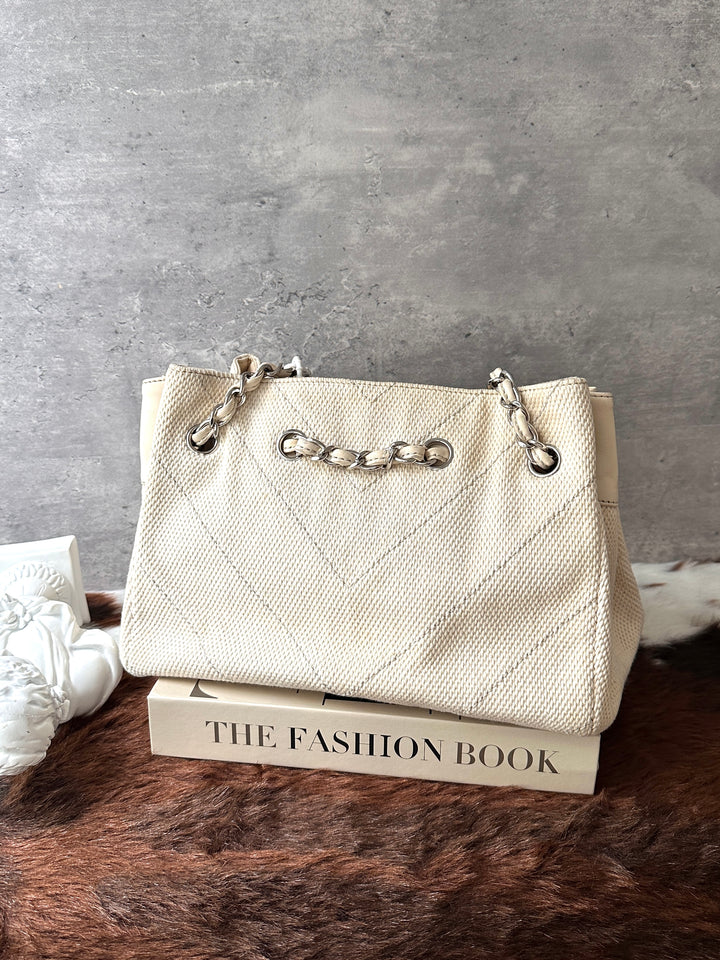 CHANEL Canvas Chain Shoulder Bag 🤍｜Cream Canvas × Silver-Tone Chains × Spacious Everyday Design