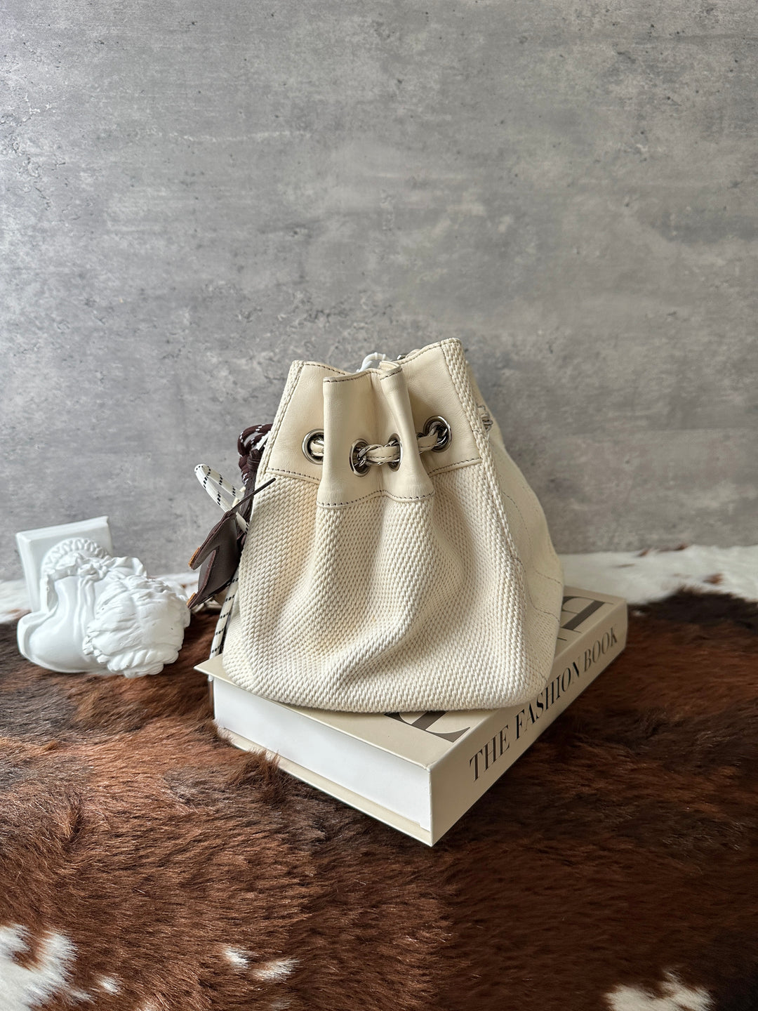 CHANEL Canvas Chain Shoulder Bag 🤍｜Cream Canvas × Silver-Tone Chains × Spacious Everyday Design