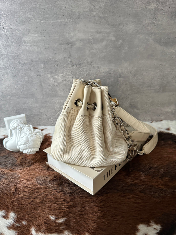 CHANEL Canvas Chain Shoulder Bag 🤍｜Cream Canvas × Silver-Tone Chains × Spacious Everyday Design