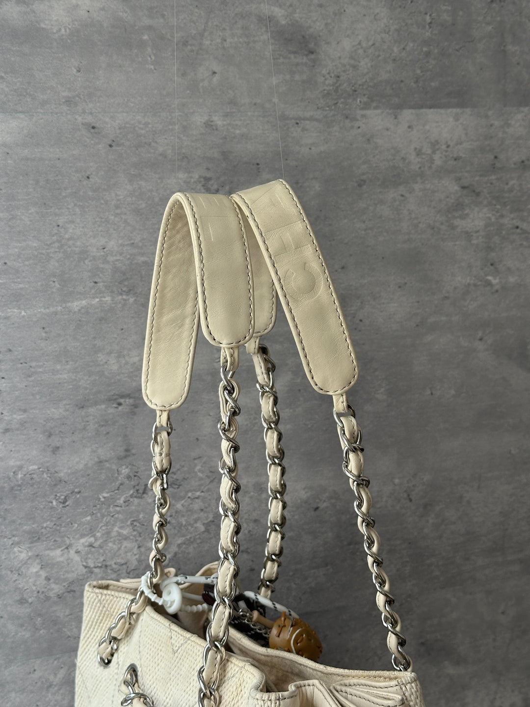 CHANEL Canvas Chain Shoulder Bag 🤍｜Cream Canvas × Silver-Tone Chains × Spacious Everyday Design