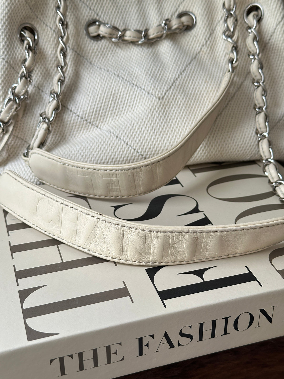 CHANEL Canvas Chain Shoulder Bag 🤍｜Cream Canvas × Silver-Tone Chains × Spacious Everyday Design