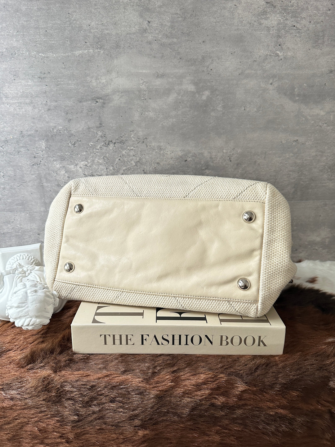 CHANEL Canvas Chain Shoulder Bag 🤍｜Cream Canvas × Silver-Tone Chains × Spacious Everyday Design