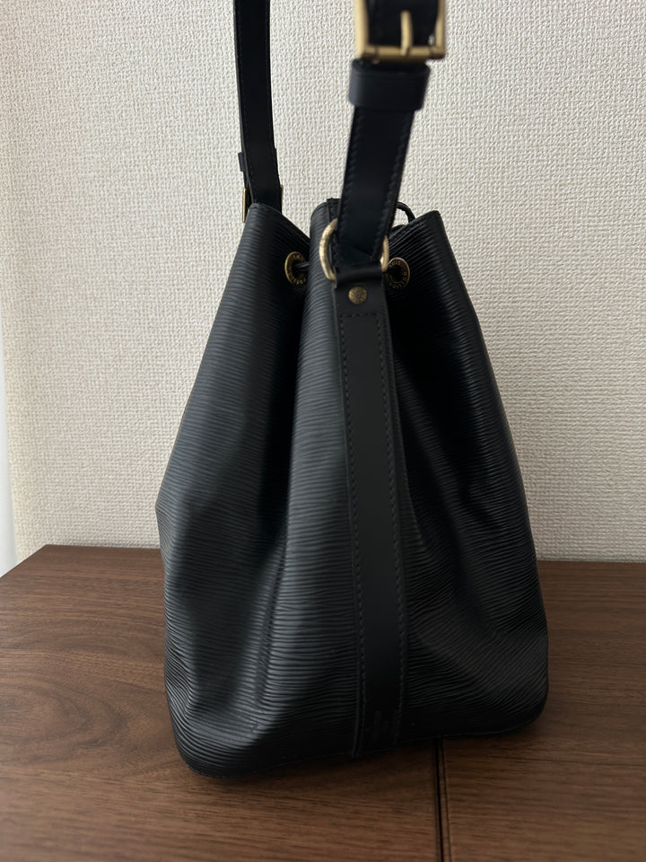 Louis Vuitton Epi Leather Bucket 🖤✨ Timeless & Versatile