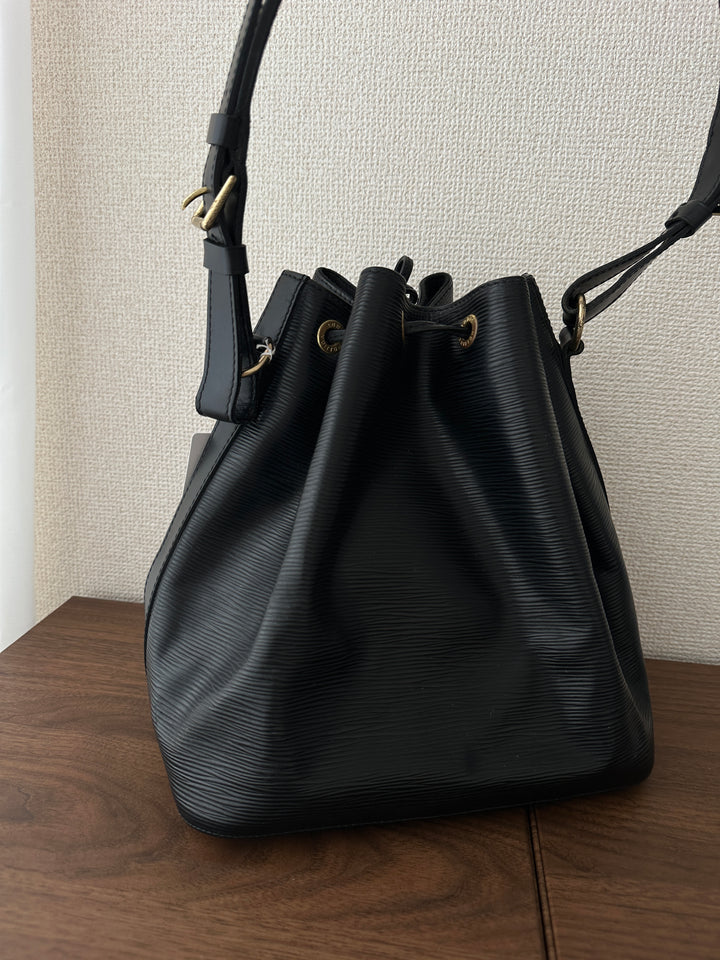 Louis Vuitton Epi Leather Bucket 🖤✨ Timeless & Versatile