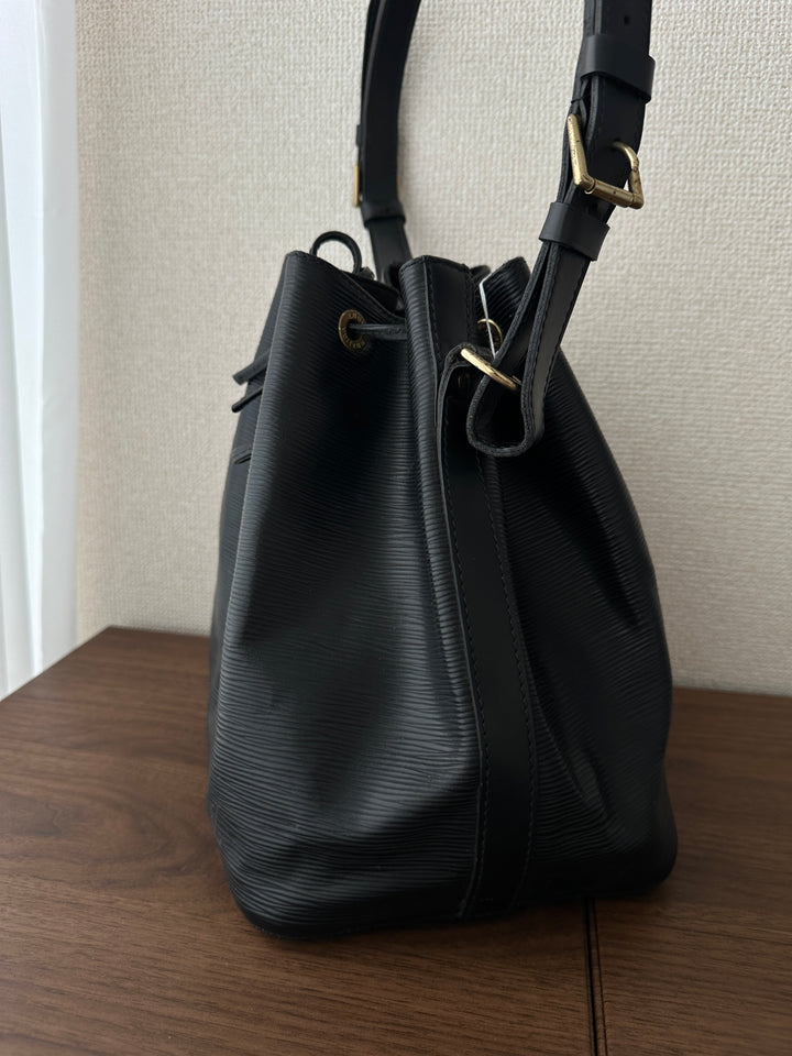 Louis Vuitton Epi Leather Bucket 🖤✨ Timeless & Versatile