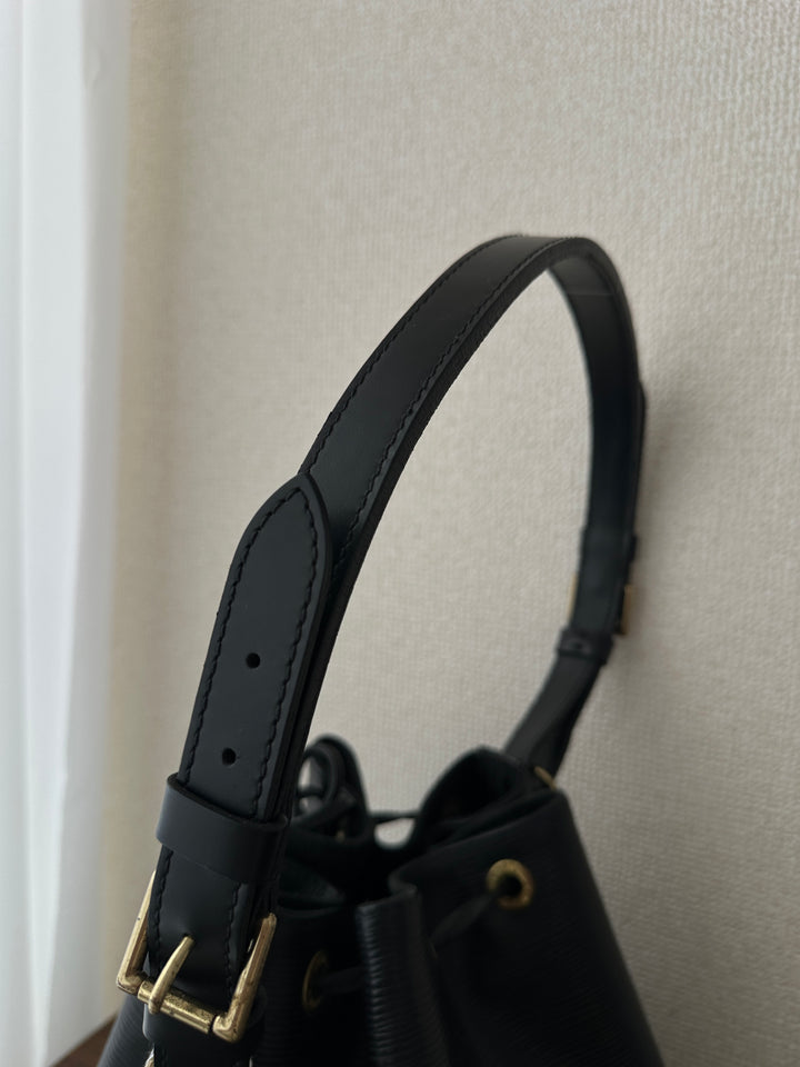 Louis Vuitton Epi Leather Bucket 🖤✨ Timeless & Versatile