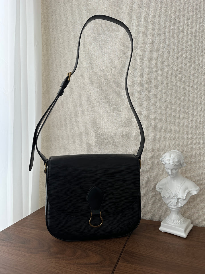 Louis Vuitton Epi Saddle Bag 🖤✨ Lightweight & Spacious