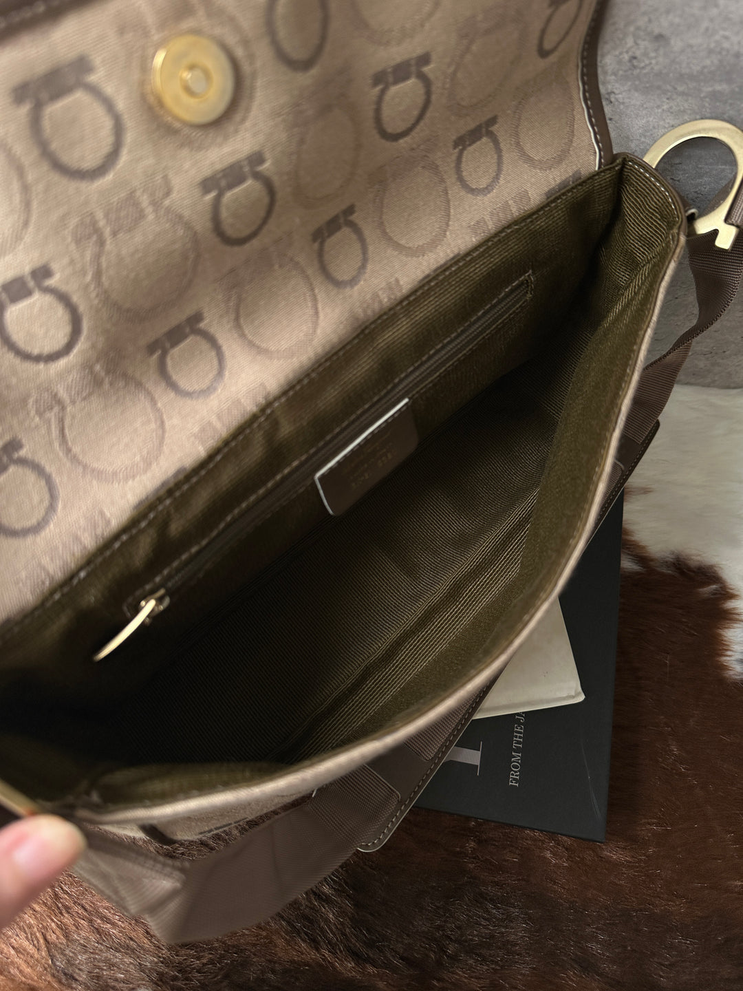 FERRAGAMO Gancini Jacquard Shoulder Bag ✨🤎｜Milk Tea Tones × Iconic Gancini Motif × Everyday Capacity