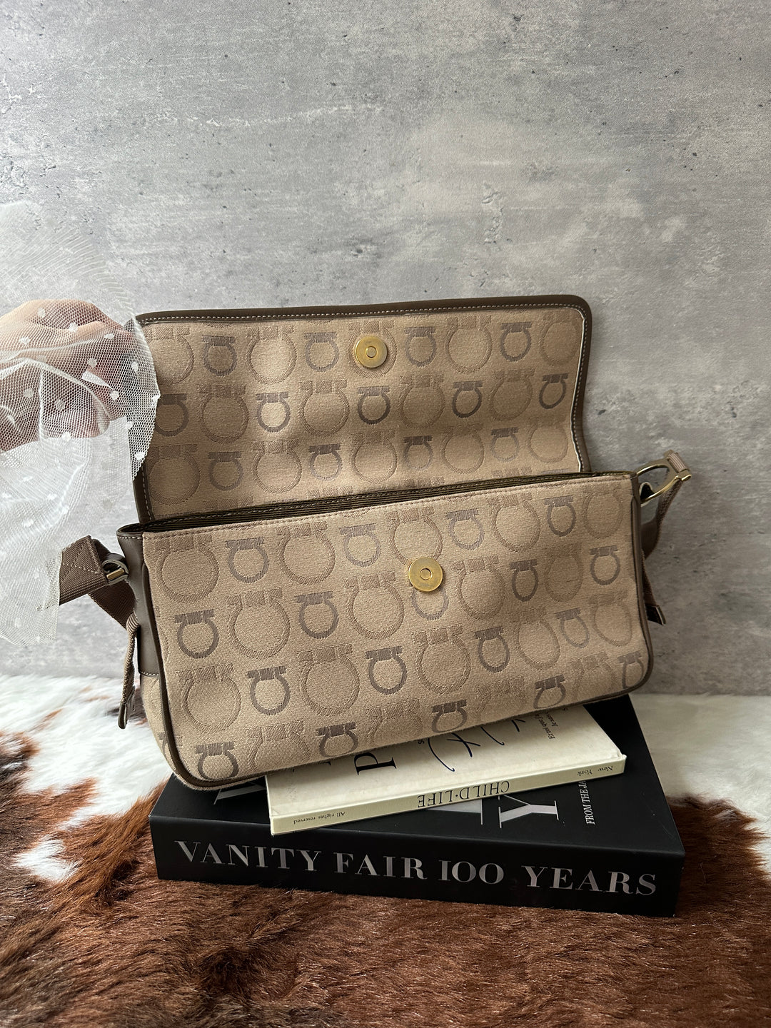 FERRAGAMO Gancini Jacquard Shoulder Bag ✨🤎｜Milk Tea Tones × Iconic Gancini Motif × Everyday Capacity