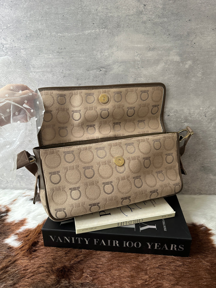 FERRAGAMO Gancini Jacquard Shoulder Bag ✨🤎｜Milk Tea Tones × Iconic Gancini Motif × Everyday Capacity