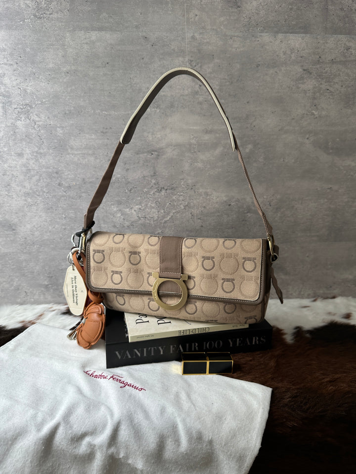 FERRAGAMO Gancini Jacquard Shoulder Bag ✨🤎｜Milk Tea Tones × Iconic Gancini Motif × Everyday Capacity
