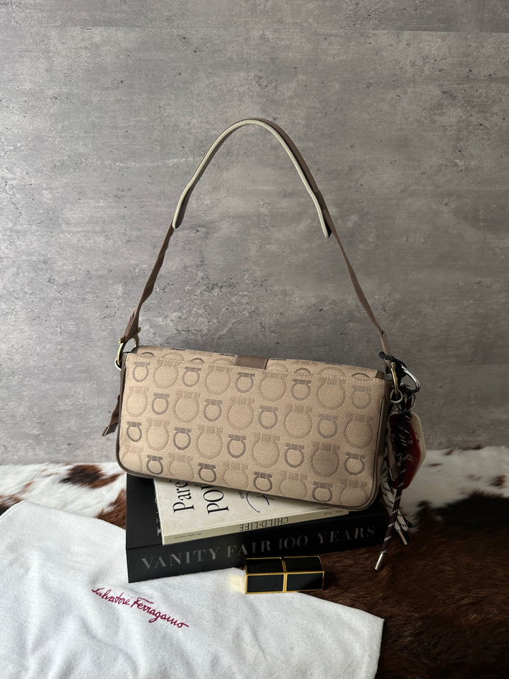 FERRAGAMO Gancini Jacquard Shoulder Bag ✨🤎｜Milk Tea Tones × Iconic Gancini Motif × Everyday Capacity
