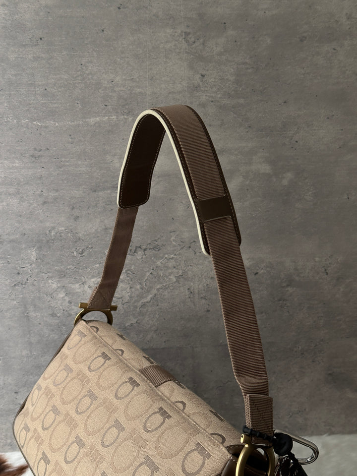 FERRAGAMO Gancini Jacquard Shoulder Bag ✨🤎｜Milk Tea Tones × Iconic Gancini Motif × Everyday Capacity