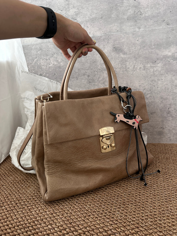 Miu Miu Padlock Tote Bag｜Versatile Waxed Leather Carryall