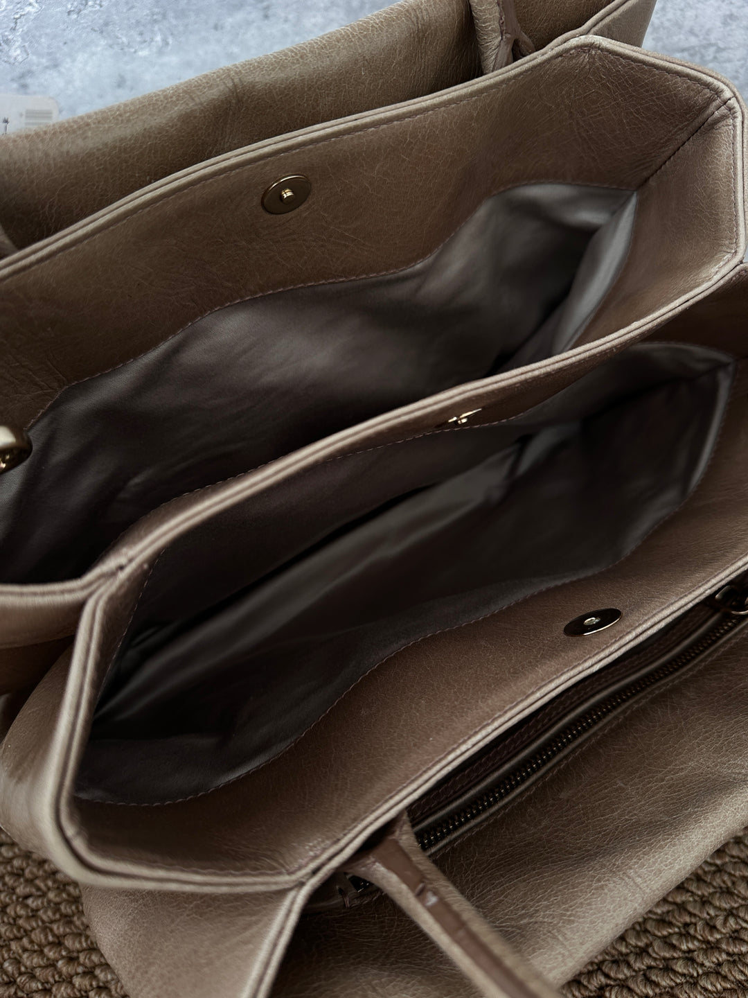 Miu Miu Padlock Tote Bag｜Versatile Waxed Leather Carryall