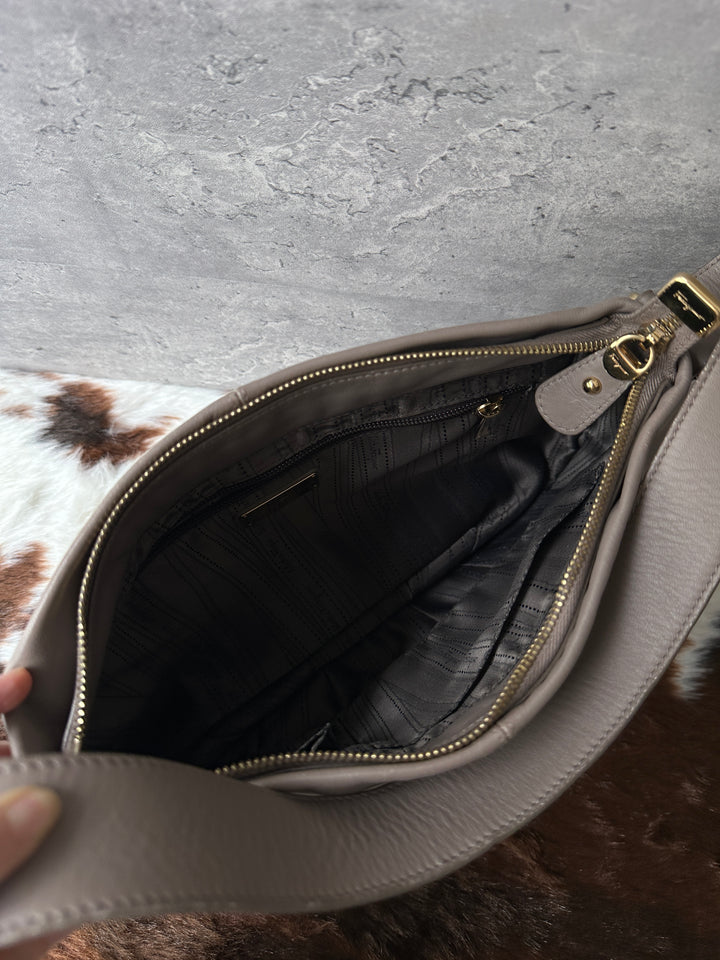 Ferragamo Shoulder Bag 🤎｜Soft Taupe Leather × Bow Strap Detail × iPad-Friendly Capacity