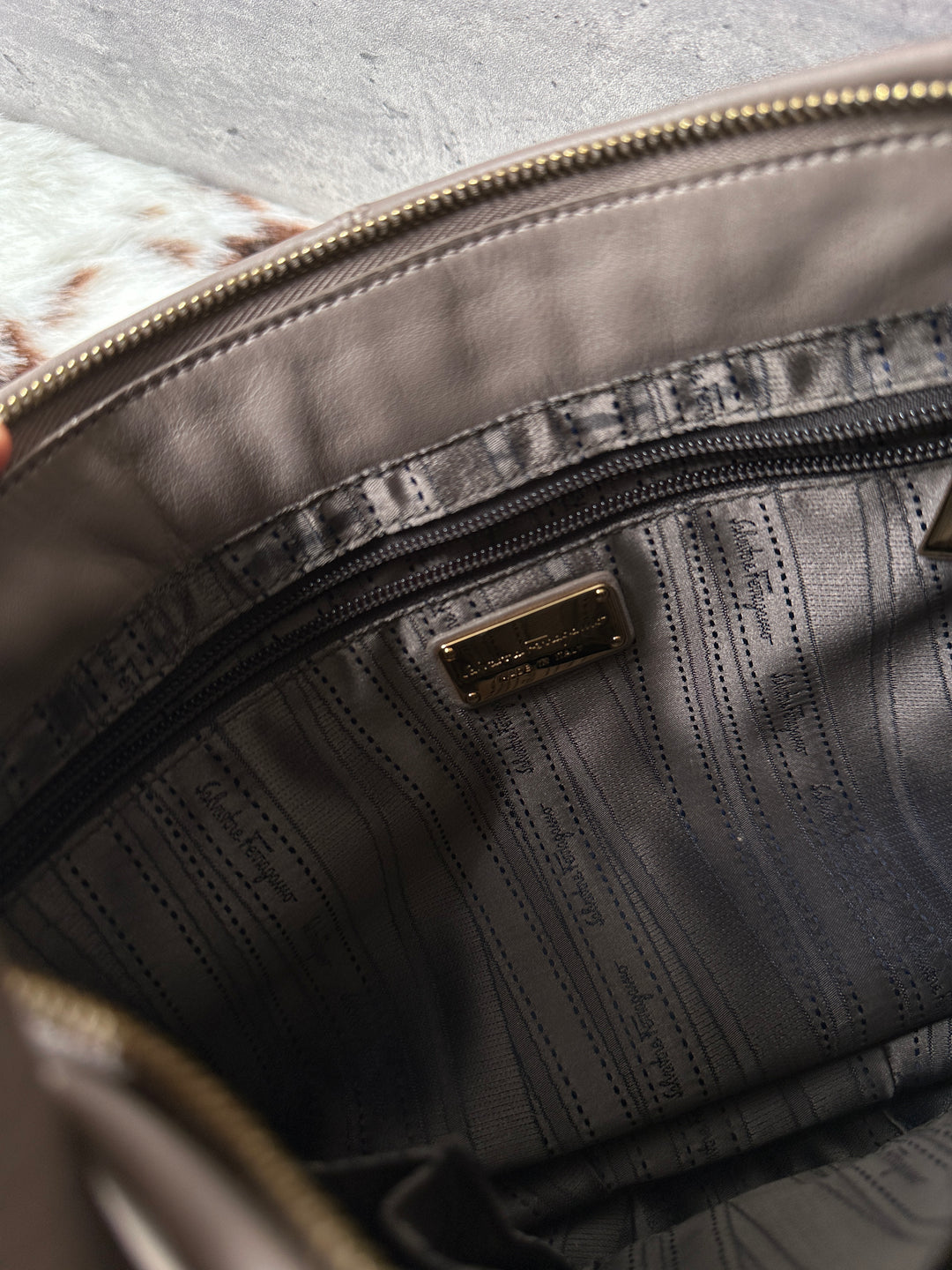 Ferragamo Shoulder Bag 🤎｜Soft Taupe Leather × Bow Strap Detail × iPad-Friendly Capacity