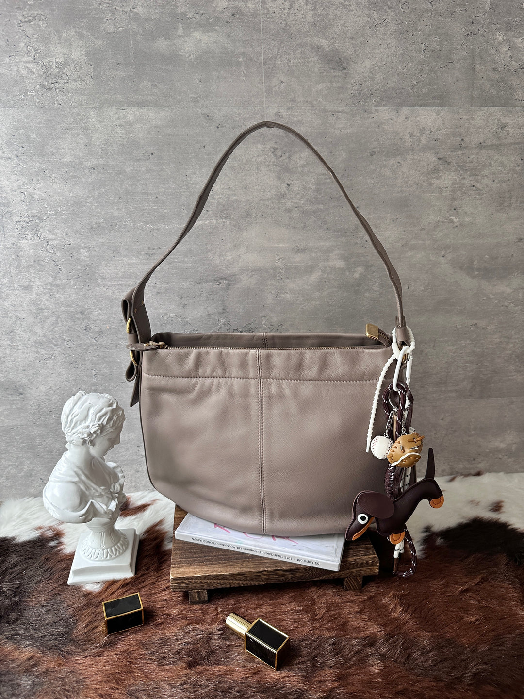 Ferragamo Shoulder Bag 🤎｜Soft Taupe Leather × Bow Strap Detail × iPad-Friendly Capacity