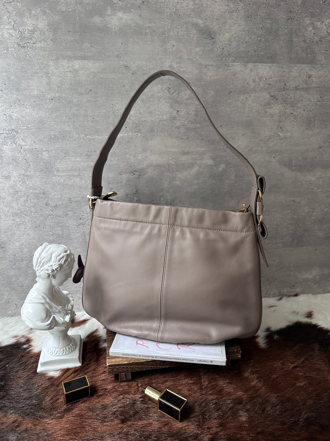 Ferragamo Shoulder Bag 🤎｜Soft Taupe Leather × Bow Strap Detail × iPad-Friendly Capacity