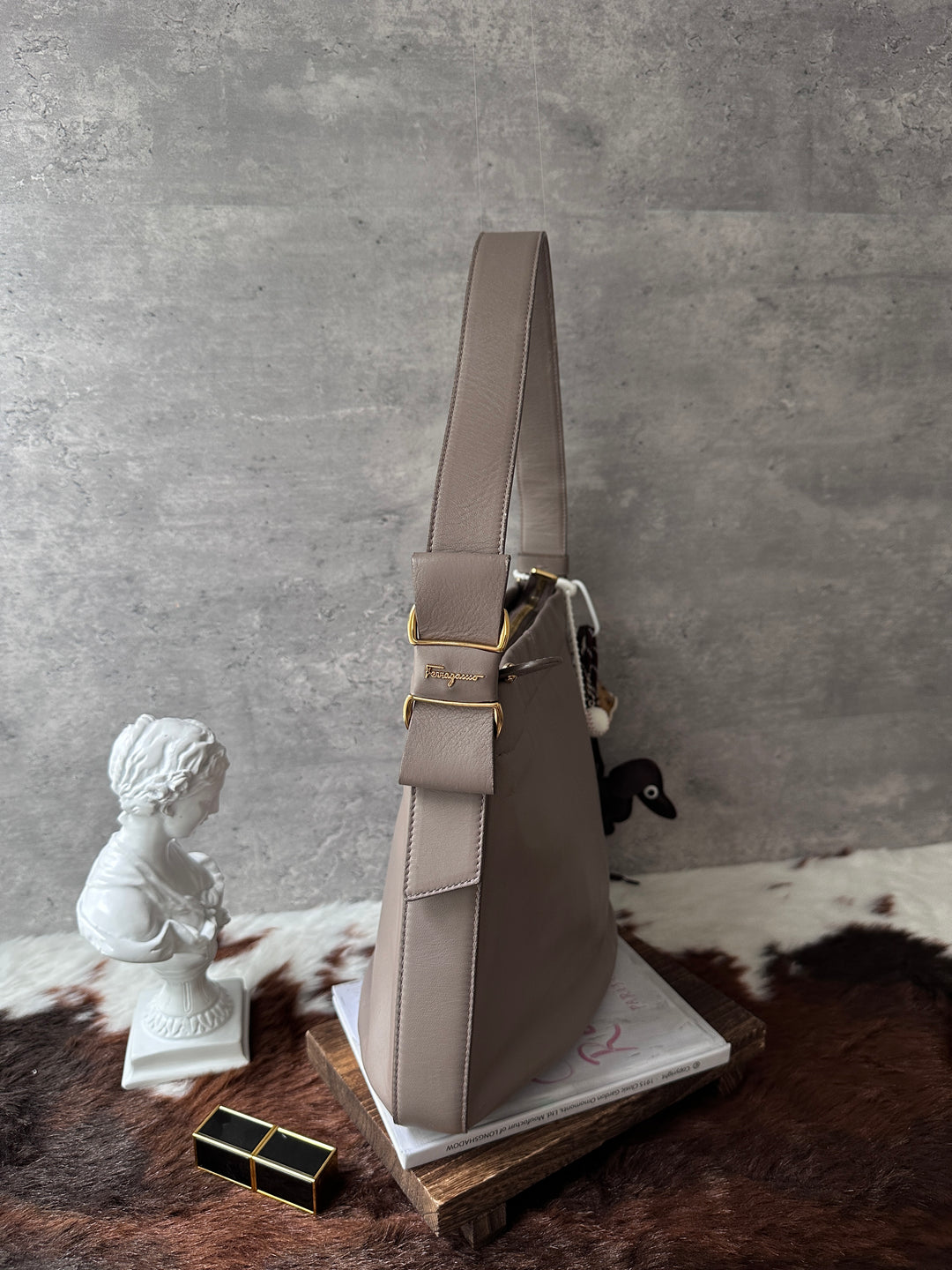 Ferragamo Shoulder Bag 🤎｜Soft Taupe Leather × Bow Strap Detail × iPad-Friendly Capacity