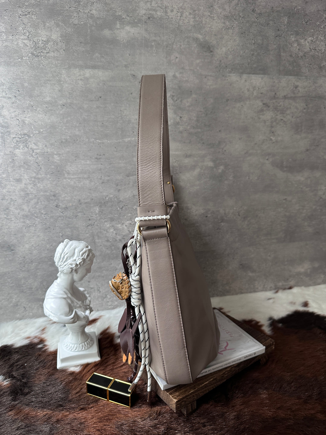 Ferragamo Shoulder Bag 🤎｜Soft Taupe Leather × Bow Strap Detail × iPad-Friendly Capacity