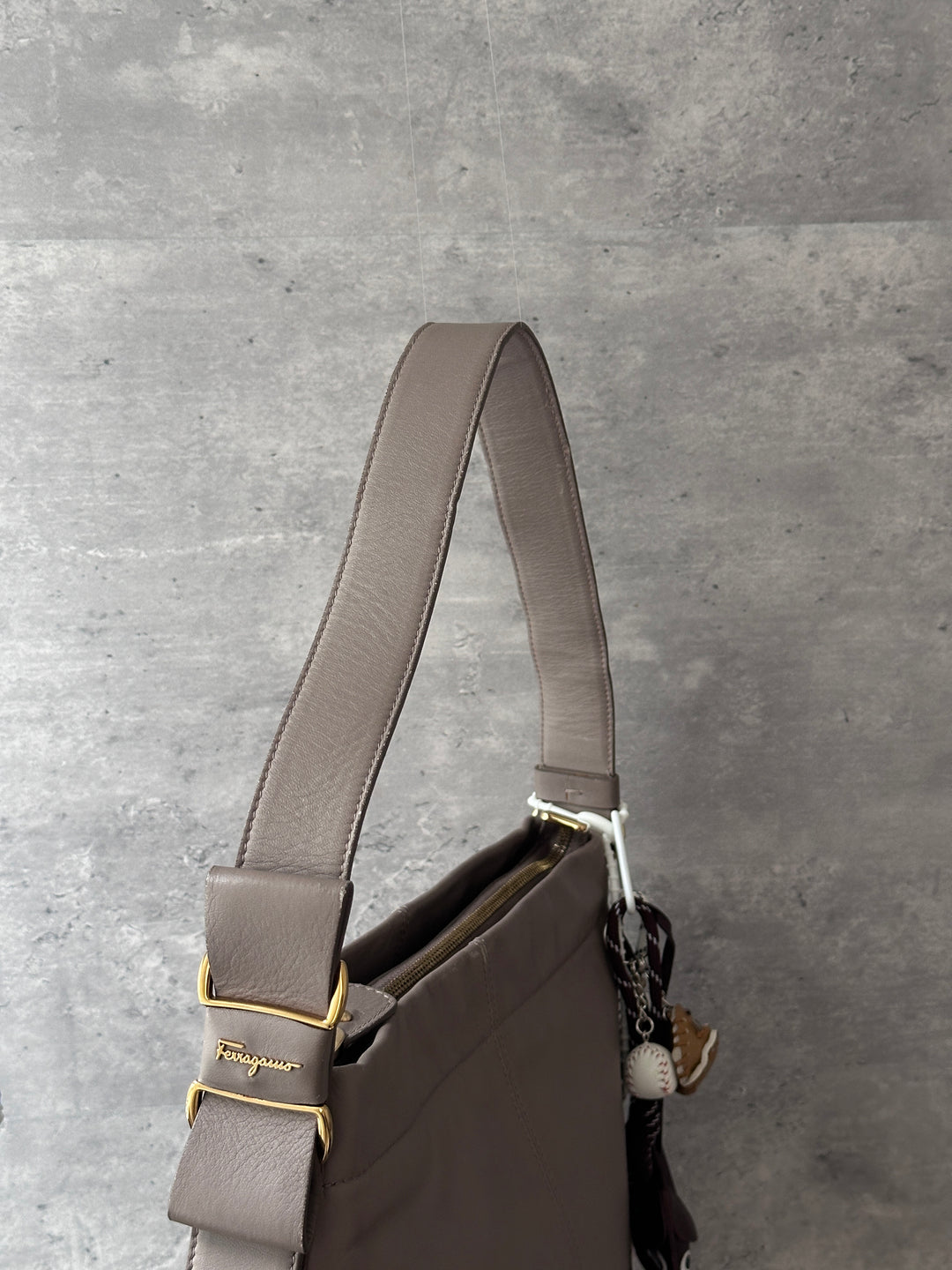 Ferragamo Shoulder Bag 🤎｜Soft Taupe Leather × Bow Strap Detail × iPad-Friendly Capacity