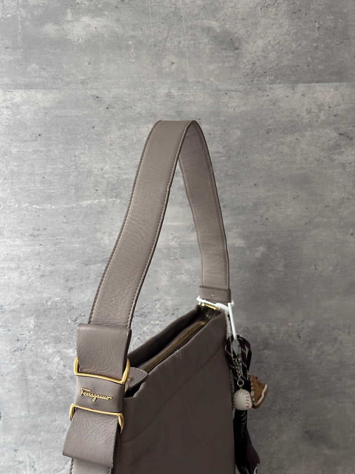 Ferragamo Shoulder Bag 🤎｜Soft Taupe Leather × Bow Strap Detail × iPad-Friendly Capacity