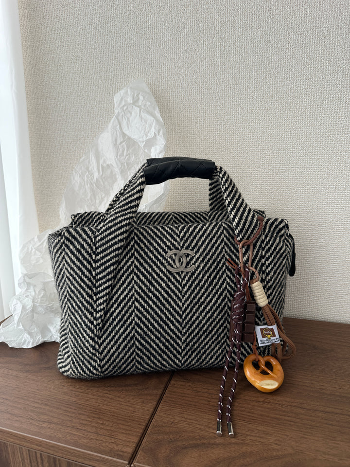 Chanel CC Houndstooth Wool Tote 🖤🤍 | Vintage Winter Perfection✨