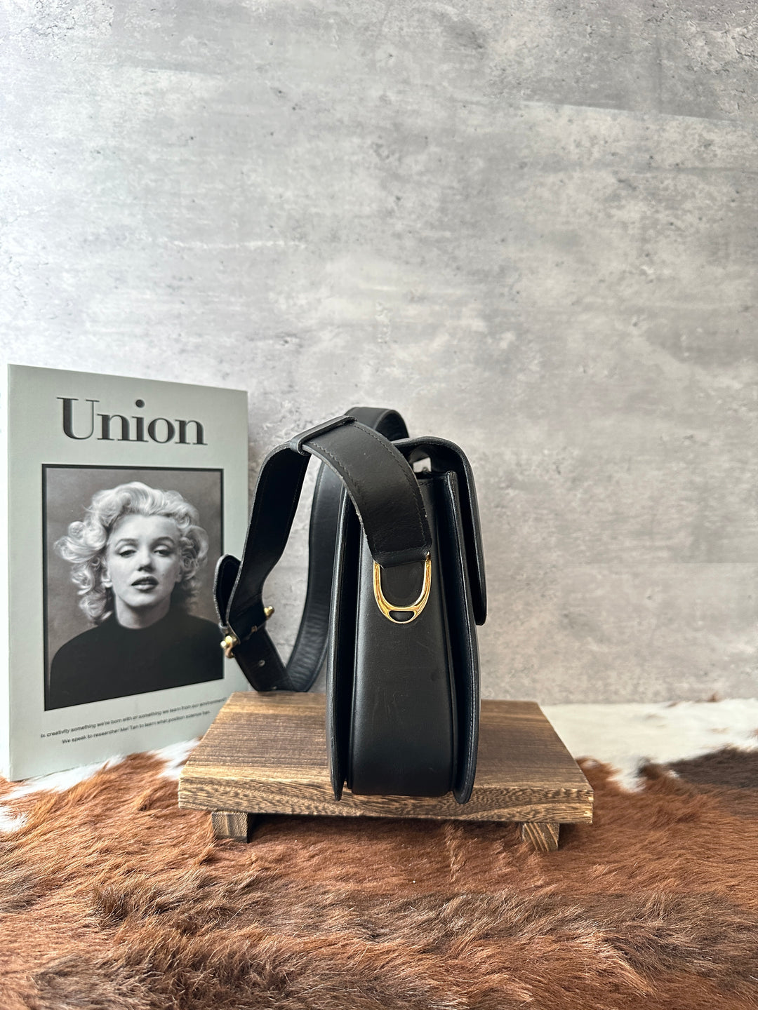 CELINE Horse Carriage Box Shoulder Bag 🖤｜Black Leather × Gold-Tone Clasp × Adjustable Strap