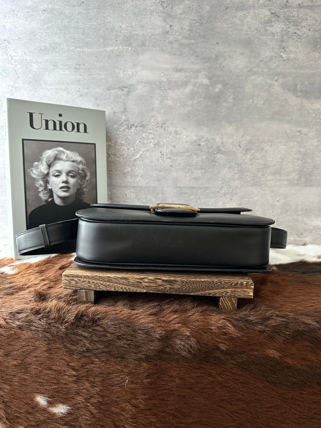 CELINE Horse Carriage Box Shoulder Bag 🖤｜Black Leather × Gold-Tone Clasp × Adjustable Strap