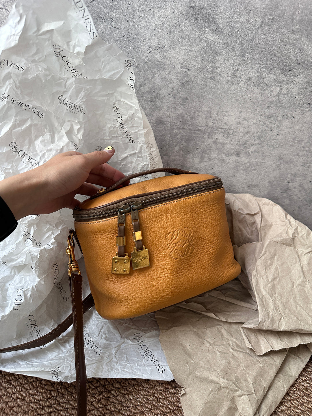 Loewe Caramel Biscuit Camera Bag 🤎🐻｜Charming Compact Size & Everyday Practicality