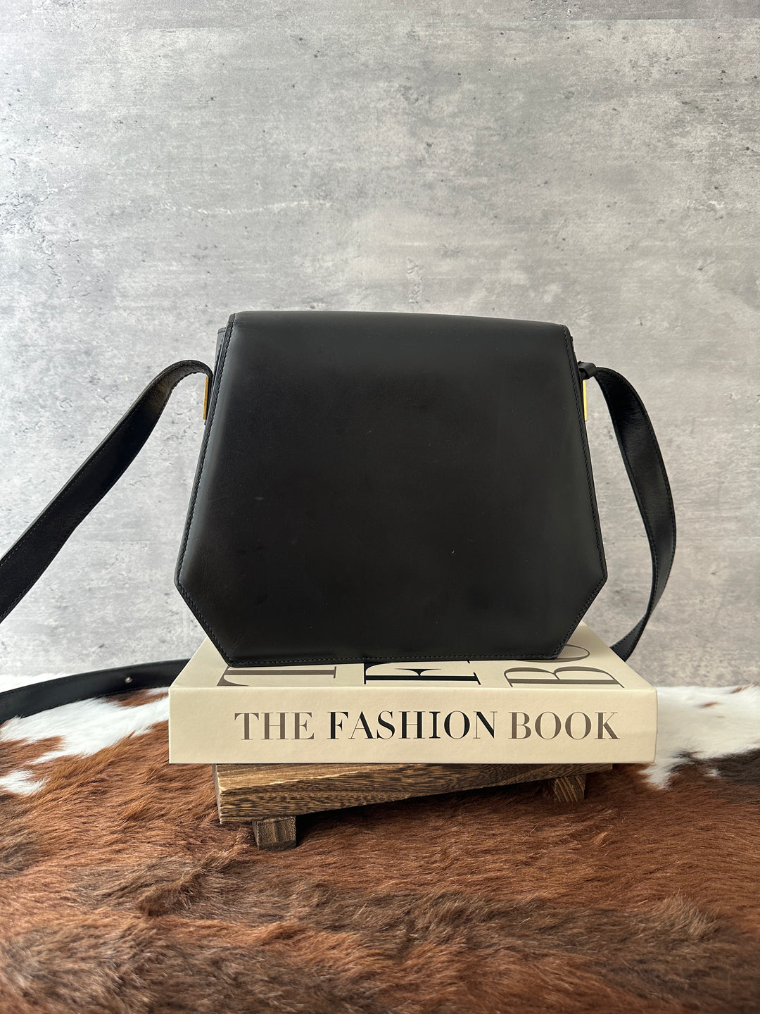 CELINE Vintage Hexagonal Box Bag 🖤｜Sculptural Silhouette｜Circular Logo Clasp｜Crimson Interior