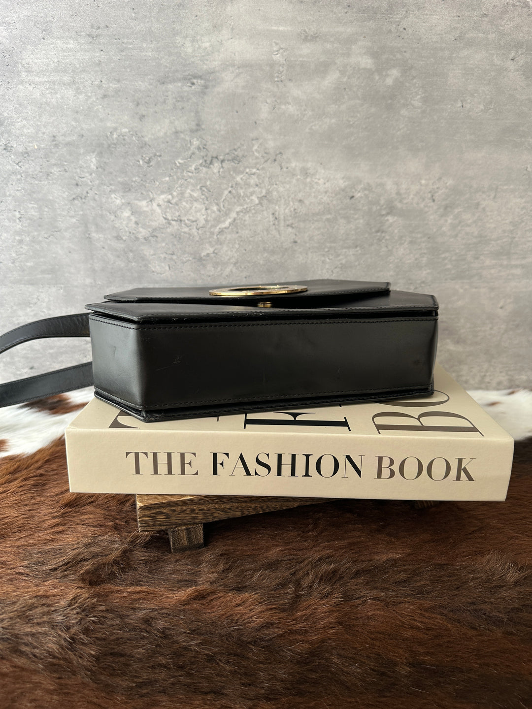 CELINE Vintage Hexagonal Box Bag 🖤｜Sculptural Silhouette｜Circular Logo Clasp｜Crimson Interior