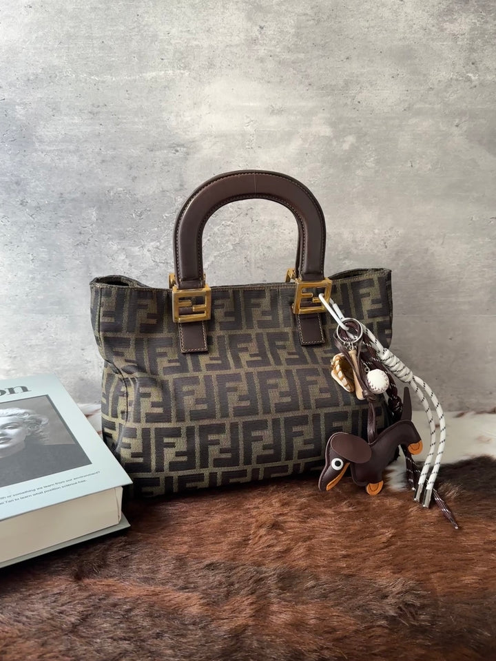 FENDI Vintage FF Small Tote Bag 🖤🤎｜Iconic FF Canvas｜Gold-Tone FF Hardware｜Lightweight Design